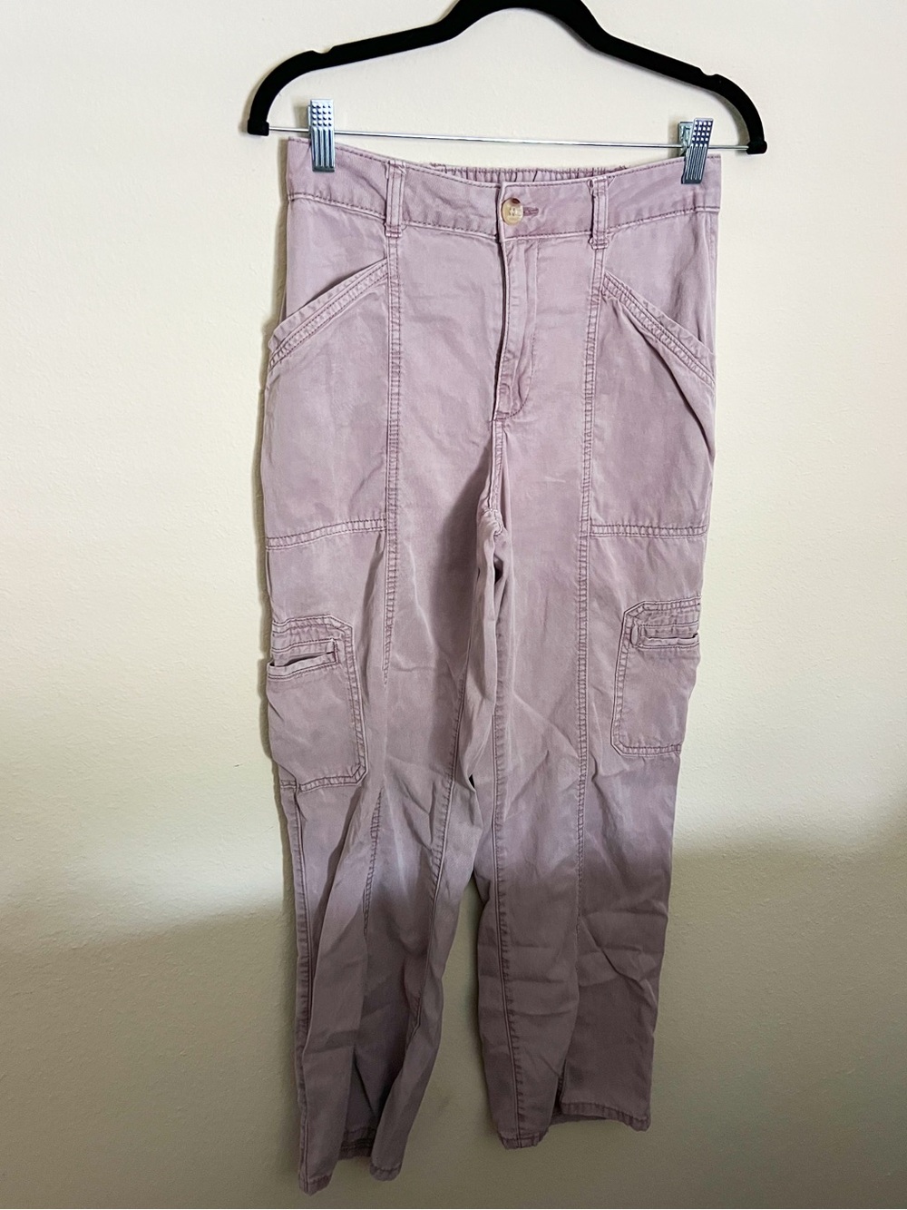 Maurices faded pink/purple women’s straight leg cargo pants size 4 short